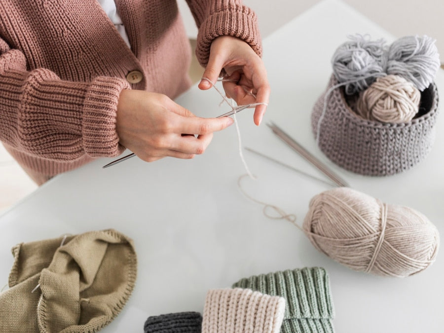 Learn How to Hold Crochet Hook and Yarn - Beginner Guide – Crochify