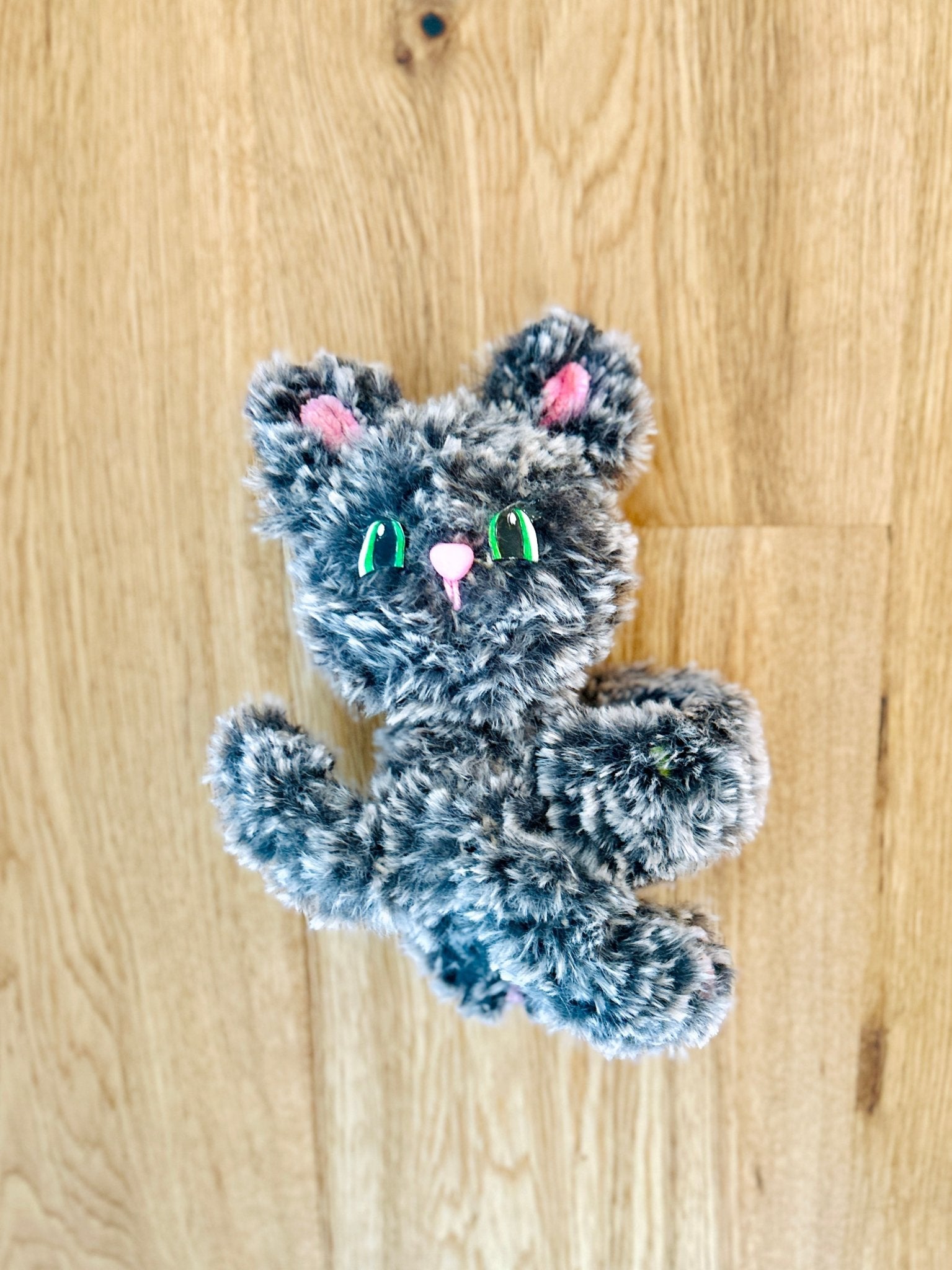 Crochet Fluffy Kitty Hugger Pattern – Adorable Amigurumi