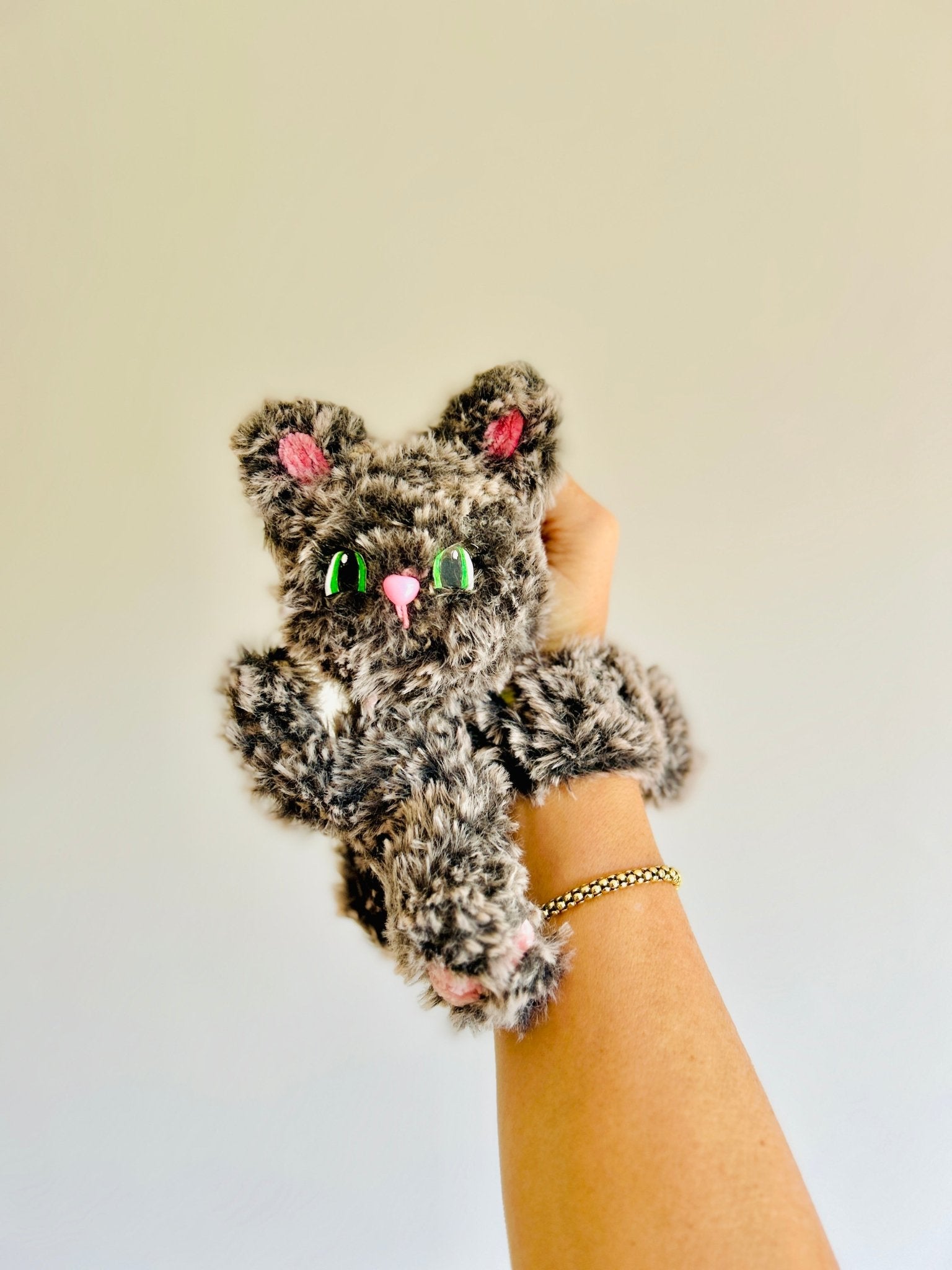 Crochet Fluffy Kitty Hugger Pattern – Adorable Amigurumi